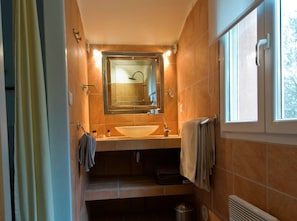 Shower, rainfall showerhead, free toiletries, hair dryer