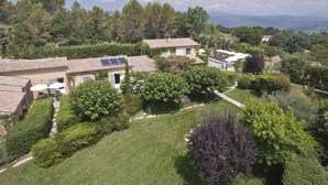 Una zona residencial con casas, césped verde y árboles.