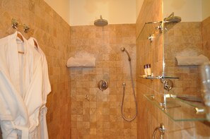 Chambre Double Confort Les Bougainvilliers | Salle de bain | Douche, douche à « effet pluie », articles de toilette gratuits
