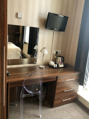 Kamer, 1 twee- of 2 eenpersoonsbedden, uitzicht op zee | Een bureau, gratis wifi