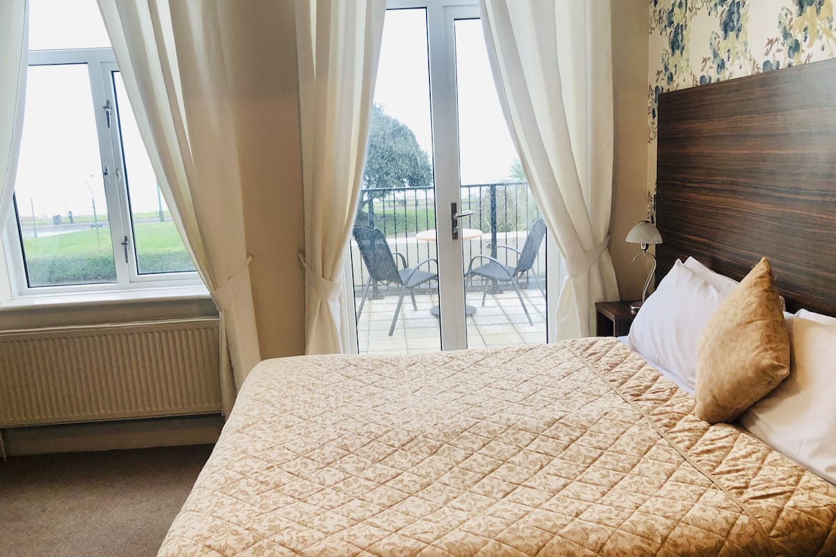 Kamer, 1 twee- of 2 eenpersoonsbedden, uitzicht op zee | Een bureau, gratis wifi