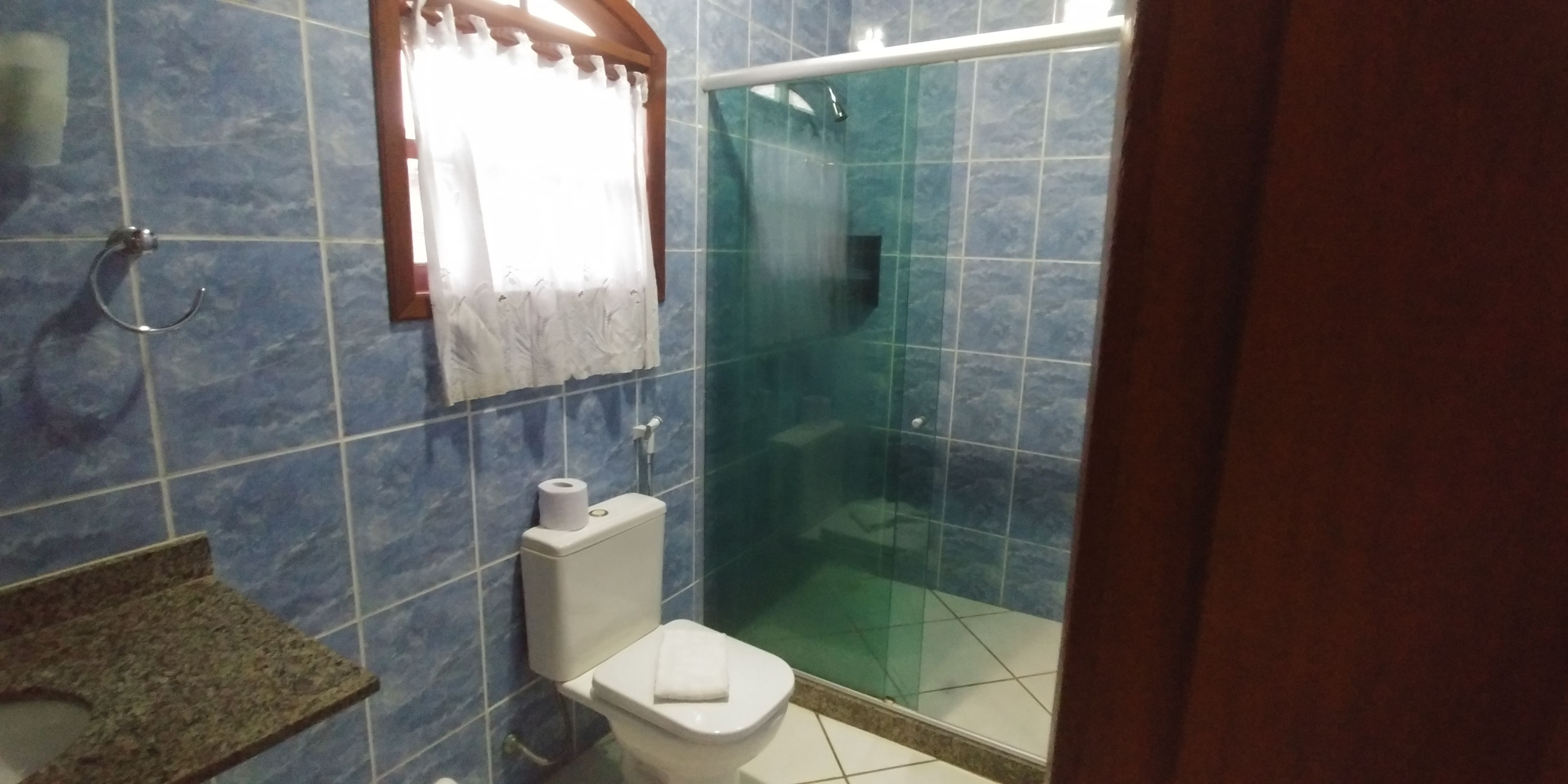 Quarto Sextuplo | Banheiro | Chuveiro, chuveiro com efeito de chuva, toalhas de banho 