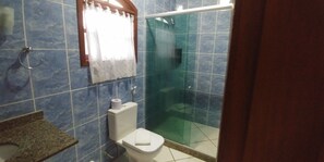 Quarto Sextuplo | Badezimmer | Dusche, Regendusche, Handtücher