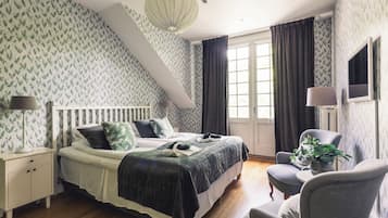 Junior Suite | 1 bedroom, individually furnished, desk, free WiFi