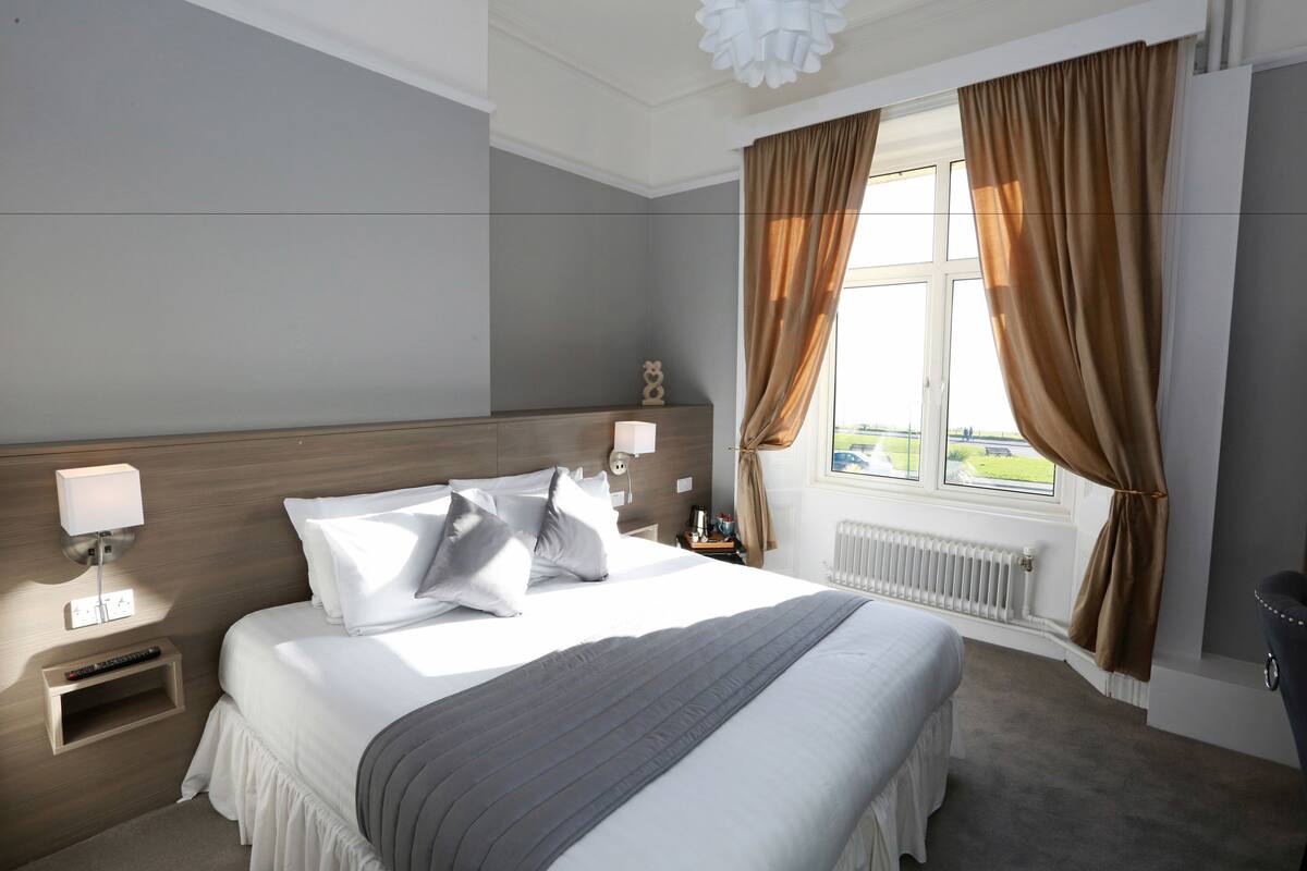 Desk, free WiFi, bed sheets