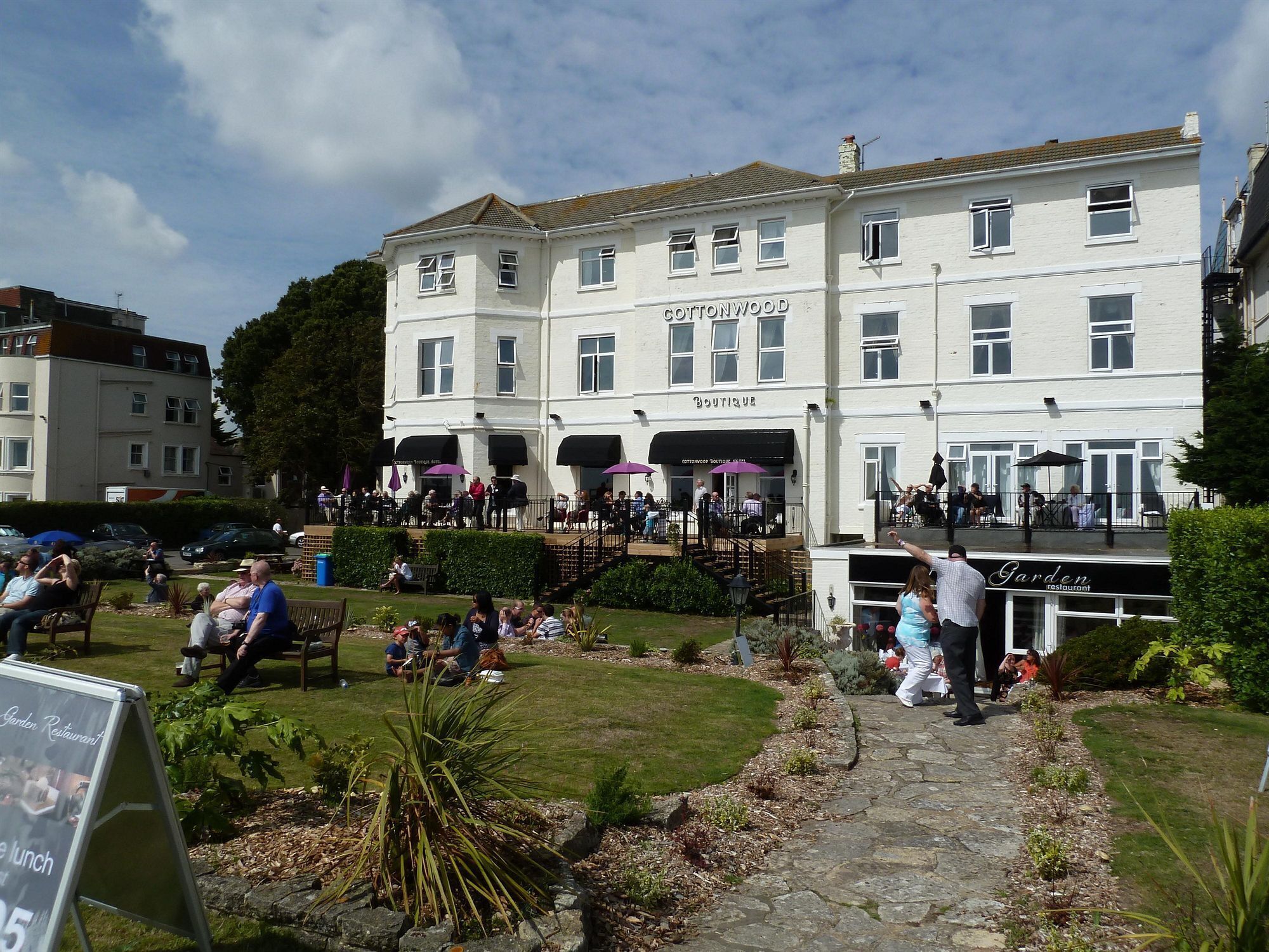 Kombinasi shower/bathtub dan perlengkapan mandi gratis