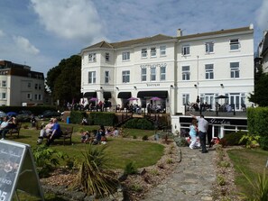 Combined shower/tub, free toiletries, hair dryer, towels