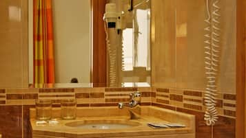 Een haardroger, handdoeken