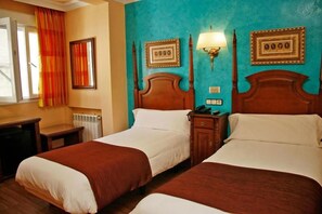 In-room safe, desk, cribs (free), WiFi (free) - Hostal Victoria I (Madrid)