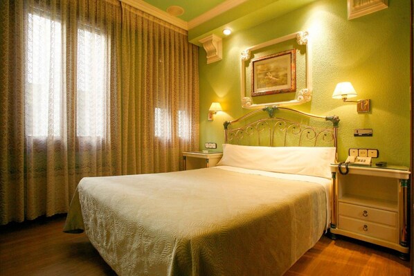 羽绒被、迷你吧、客房内保险箱、办公桌