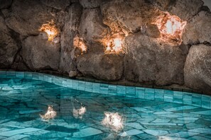Indoor pool, sun loungers - Hotel Corona (Marebbe)
