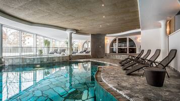 Indoor pool, sun loungers