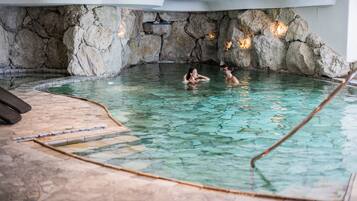 Piscine couverte, chaises longues