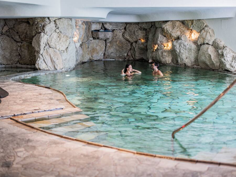 Innendørsbasseng og solsenger