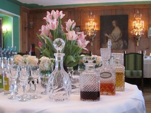 2 restaurants, dinner served