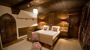 Cribs/infant beds, rollaway beds, free WiFi