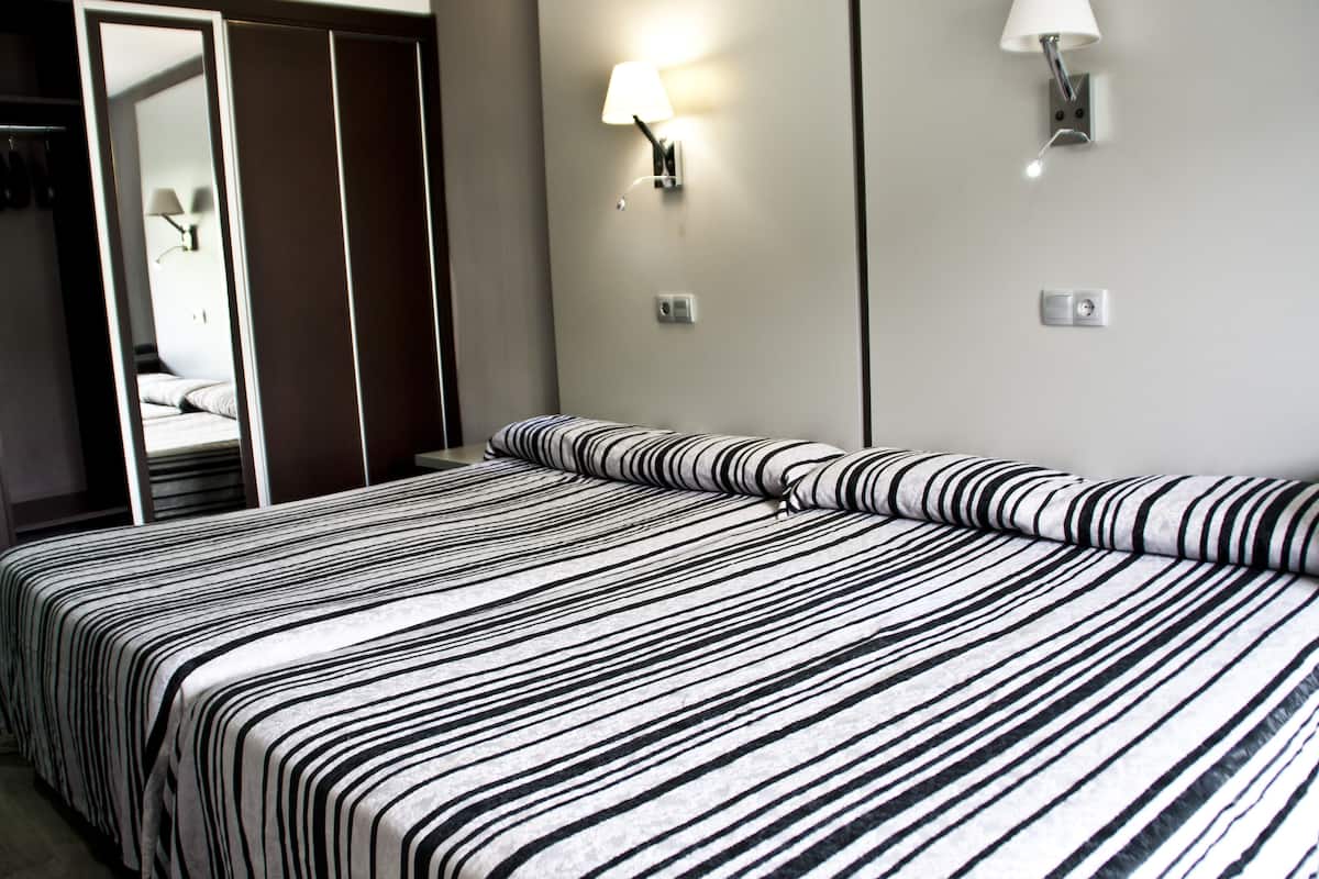 In-room safe, blackout curtains, free WiFi, bed sheets