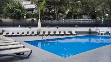 Outdoor pool, sun loungers