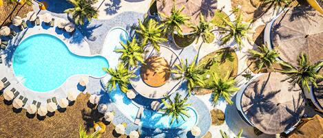 Piscine extérieure, chaises longues