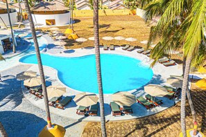 Utomhuspool och solstolar