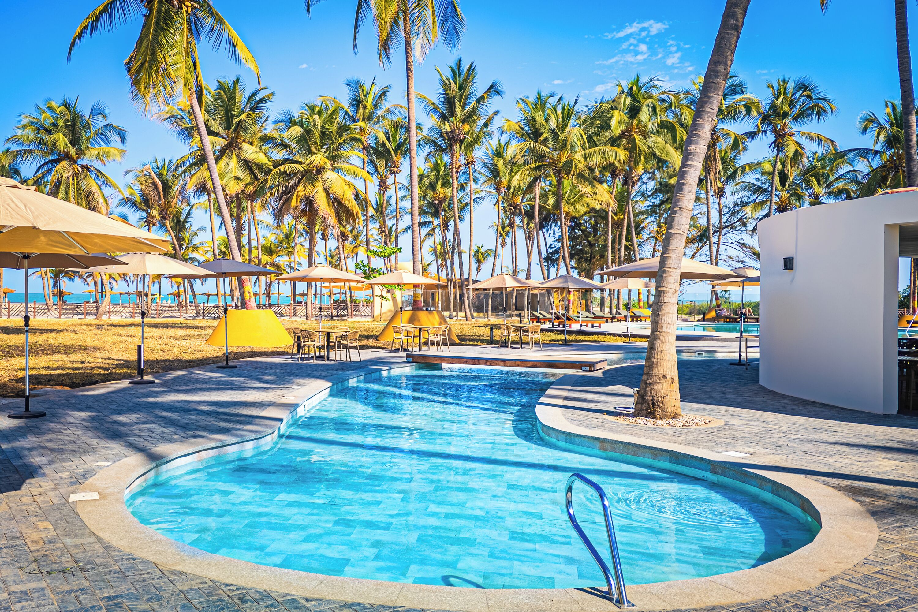 Plage privée, sable blanc, chaises longues, parasols