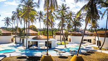 Utomhuspool och solstolar