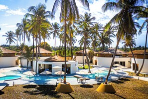 Utendørsbasseng og solsenger