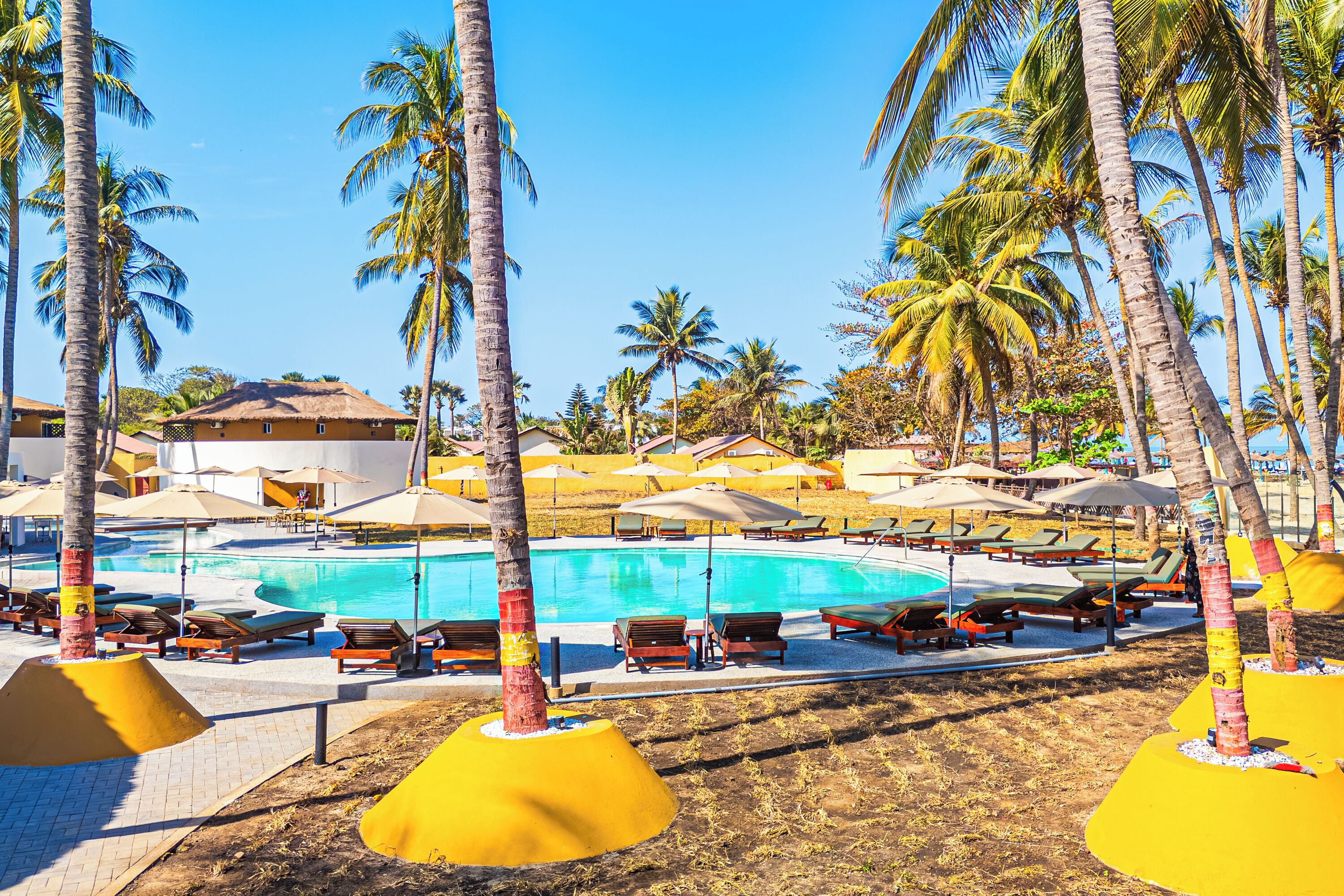 Piscine extérieure, chaises longues