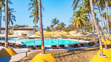 Piscine extérieure, chaises longues