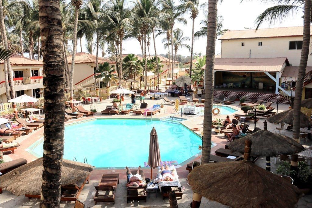 室外游泳池，日光浴躺椅