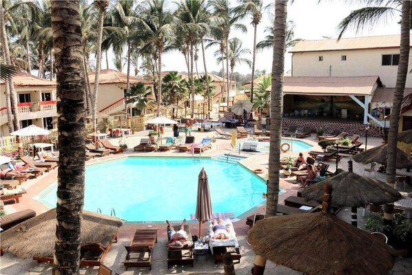 Outdoor pool, sun loungers - Palm Beach Hotel (Serrekunda)