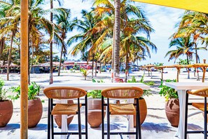 Aperto a pranzo e cena, cucina locale, con vista sulla piscina 