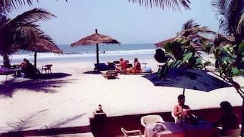 Plage privée, sable blanc, chaises longues, parasols