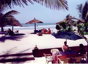 Private beach, white sand, sun loungers, beach umbrellas - Palm Beach Hotel (Serrekunda)