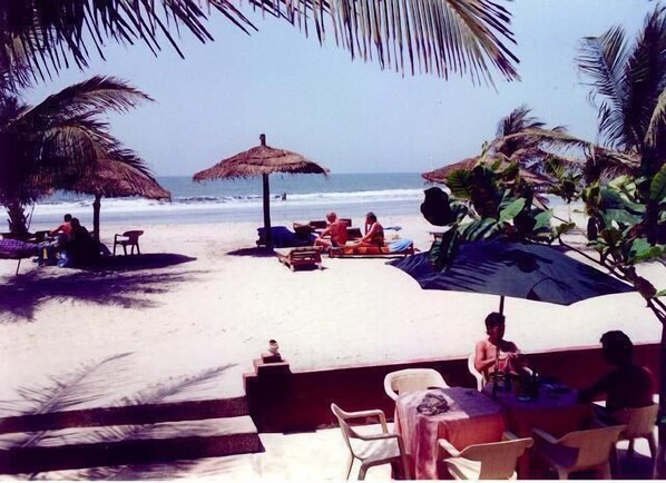 Plage privée, sable blanc, chaises longues, parasols