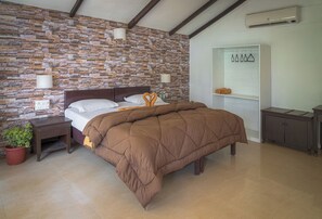 DELUXE AC SEA VIEW BEACH COTTAGE | In-room safe, desk, WiFi