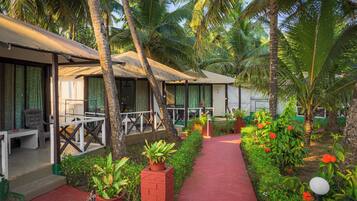 DELUXE AC SEA VIEW BEACH COTTAGE | In-room safe, desk, WiFi