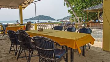 Päivittäinen täysi aamiainen maksusta