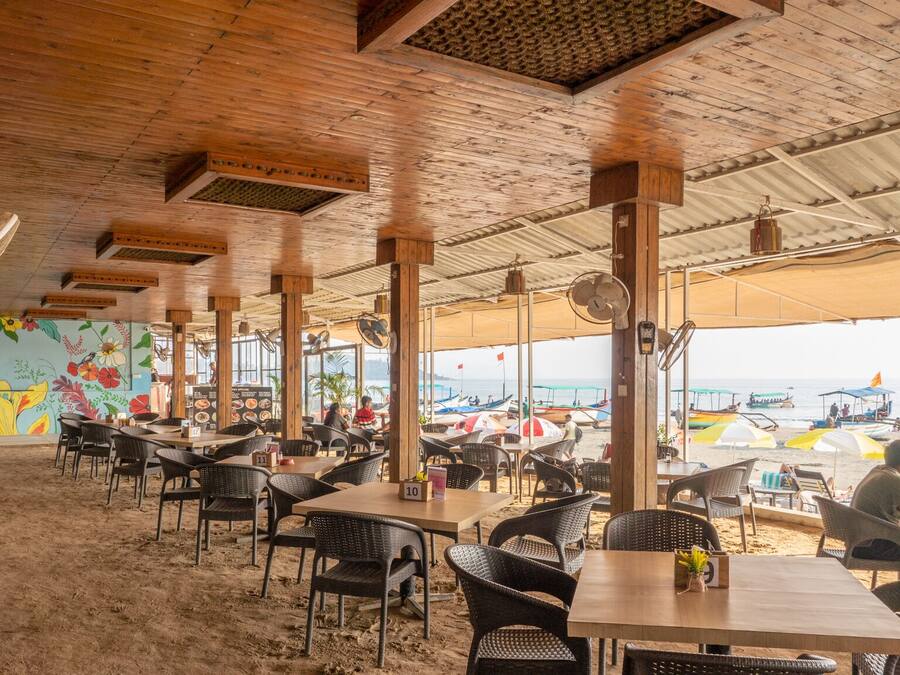 Serviço de café da manhã, almoço, jantar; vistas para a praia