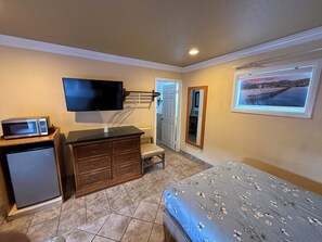 Quarto casal conforto, 2 camas de casal, micro-ondas | Ferros/tábuas de passar roupa, Wi-Fi de cortesia, roupa de cama