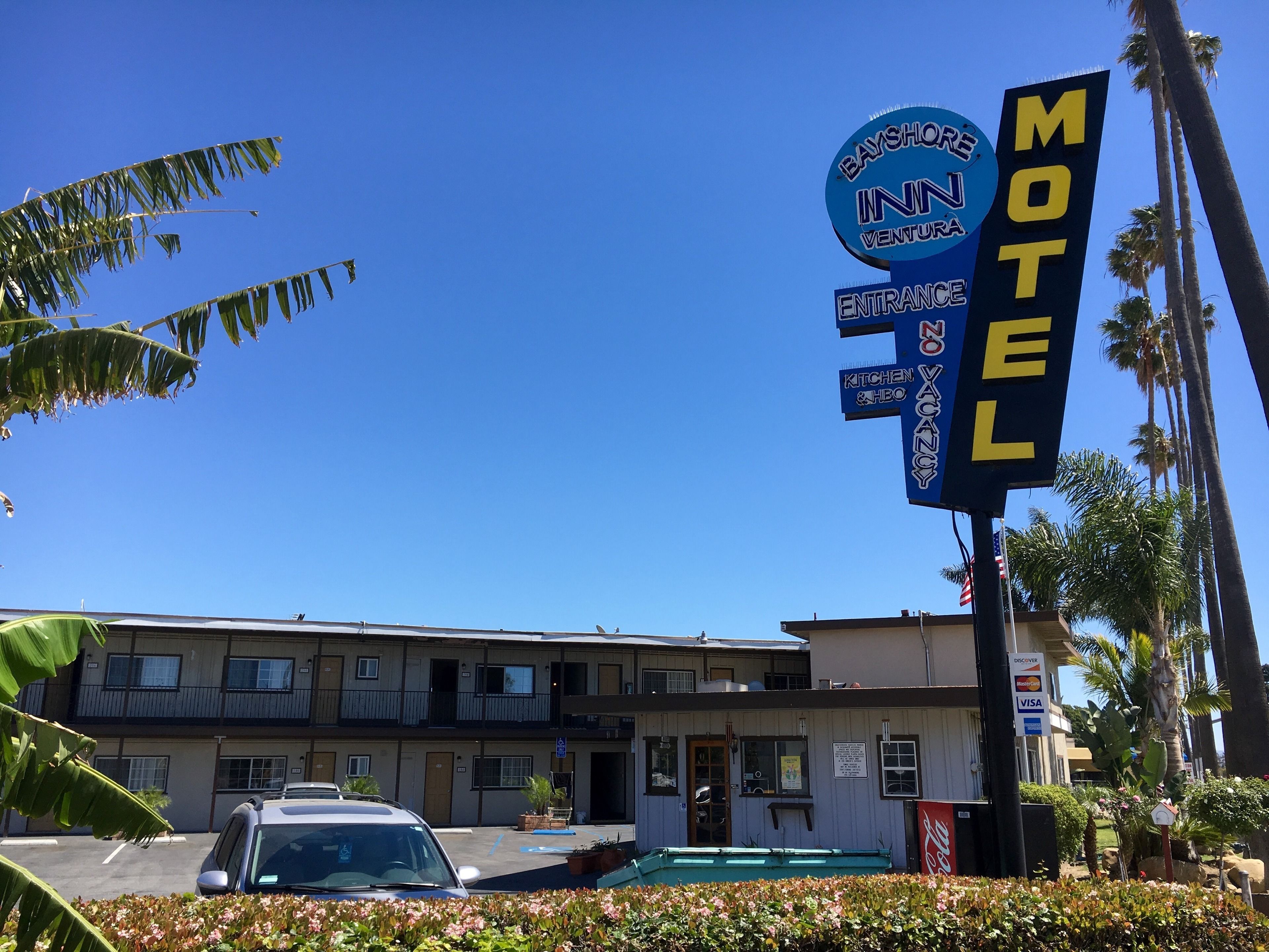 Un motel avec une enseigne indiquant qu’il s’agit d’un « Bayshore Inn & Motel ».