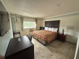 Tabla de planchar con plancha, wifi gratis, ropa de cama