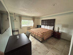 Iron/ironing board, free WiFi, bed sheets, wheelchair access - Bayshore Inn Motel (Ventura)