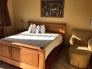 Habitación Deluxe, 1 cama King size | Tabla de planchar con plancha, wifi gratis y ropa de cama 