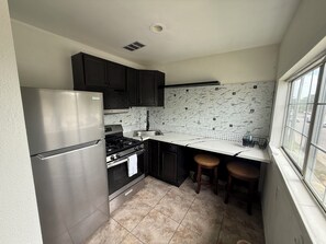 Quarto luxo, 1 cama King, cozinha americana | Cozinha privada | Geladeira, micro-ondas