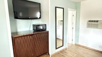 Deluxe Room, 1 King Bed with Microwave and Refrigerator