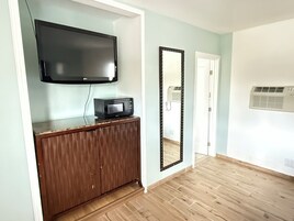 Habitación Deluxe, 1 cama de matrimonio grande | Tabla de planchar con plancha, wifi gratis, ropa de cama