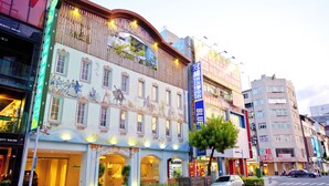 A hotel with a classic facade, multiple stories, and a large signboard. - Mirador Hotel Kaohsiung (Kaohsiung)