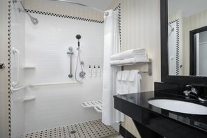 Combined shower/bathtub, free toiletries, hair dryer, towels