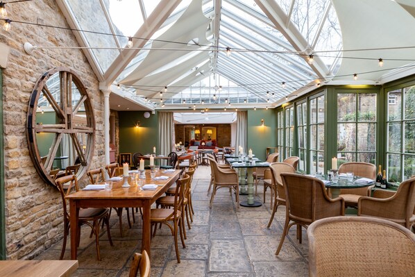 Petit déjeuner, déjeuner et dîner servis sur place, vue sur le jardin
